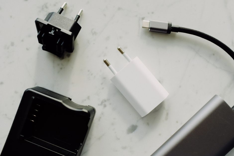 パススルー充電とは？バッテリーへの影響と正しい使い方