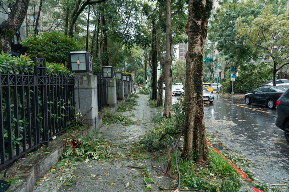 動きの遅い台風は停電が長引く｜秋の停電リスクに備える電源準備術