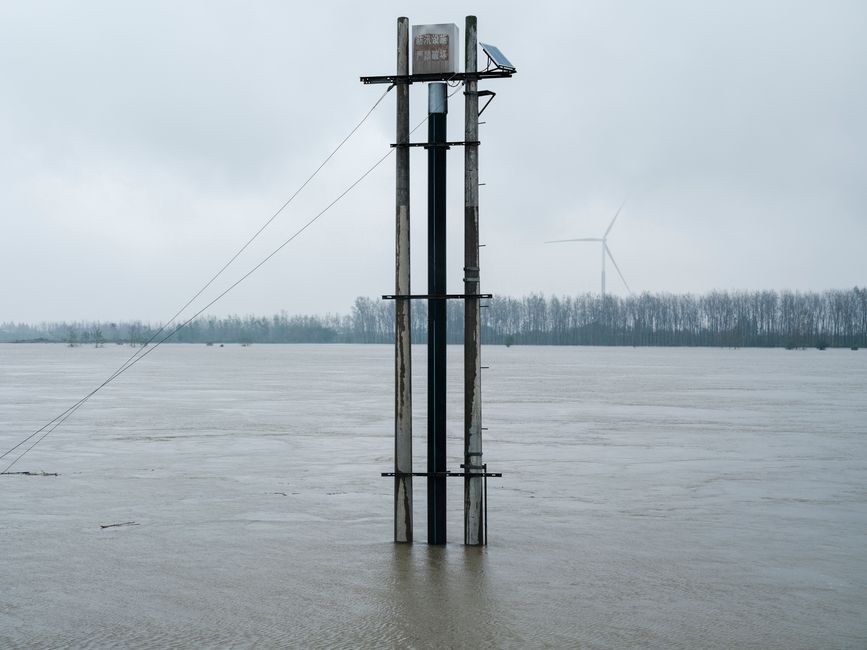 太陽光発電設備が浸水し出火｜台風後に潜む感電・火災リスクと点検法